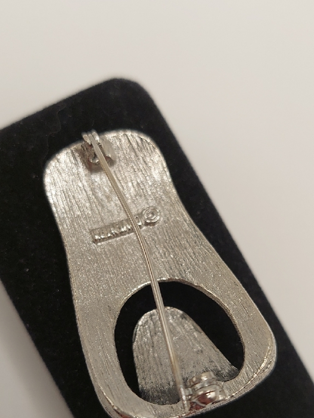 Sarah Coventry Vintage 1973 Hammered Silvertone Glasses Holder Heart Brooch Pin - Picture 10 of 13